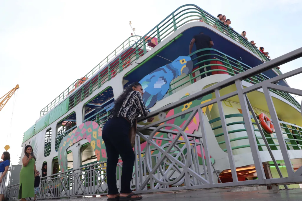 Descubra a Bienal das Amazônias e sua programação interativa com atividades para toda a família na Escadinha do Cais do Porto.