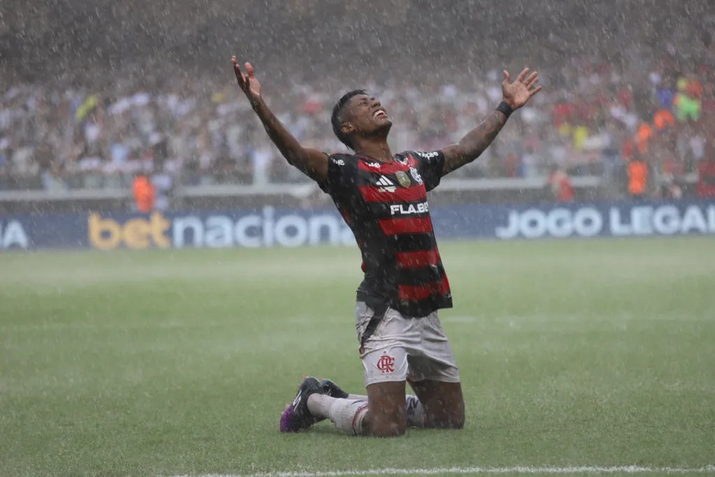 O atacante sentiu uma fisgada na coxa direita e precisou ser substituído no clássico contra o Vasco, no último sábado