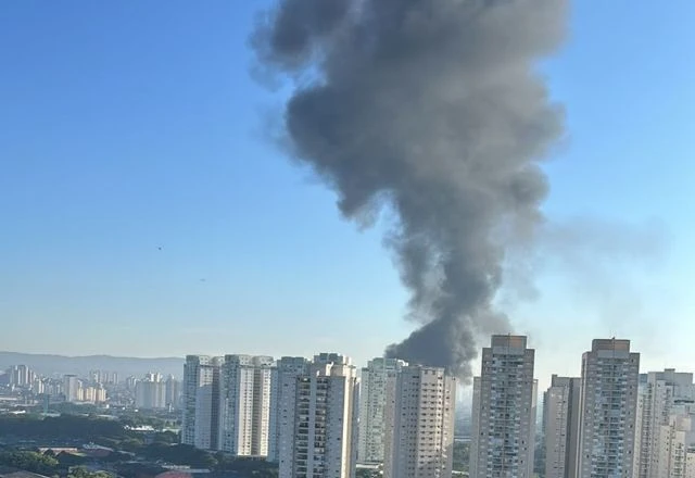 Queda de avião na Barra Funda, São Paulo. Veículos atingidos, incluindo ônibus. Sem confirmação de vítimas.