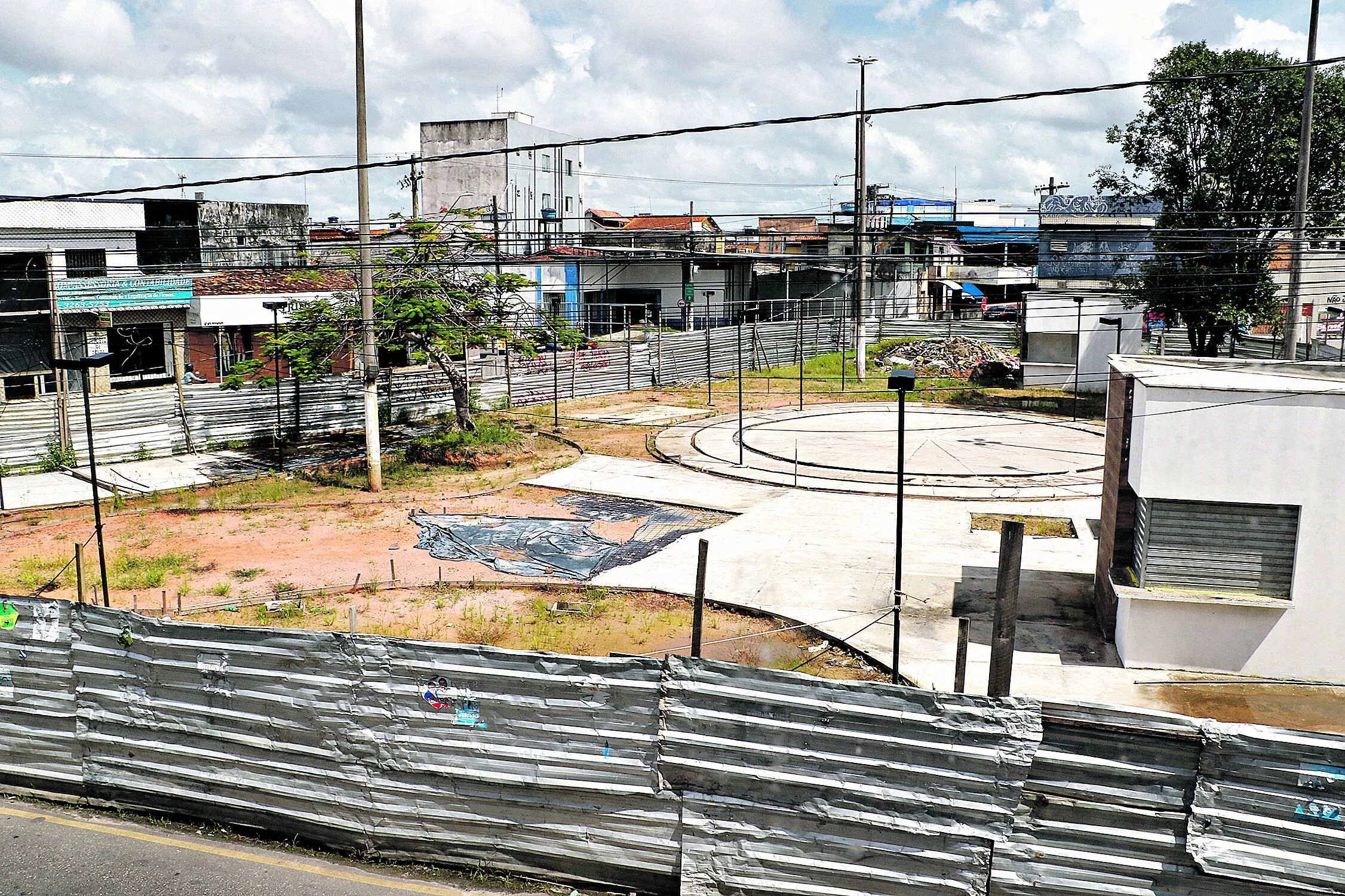  No local da obra, não há sinal de trabalhadores e máquinas. Enquanto isso, melhorias só na promessa

Foto celso Rodrigues/ Diário do Pará.