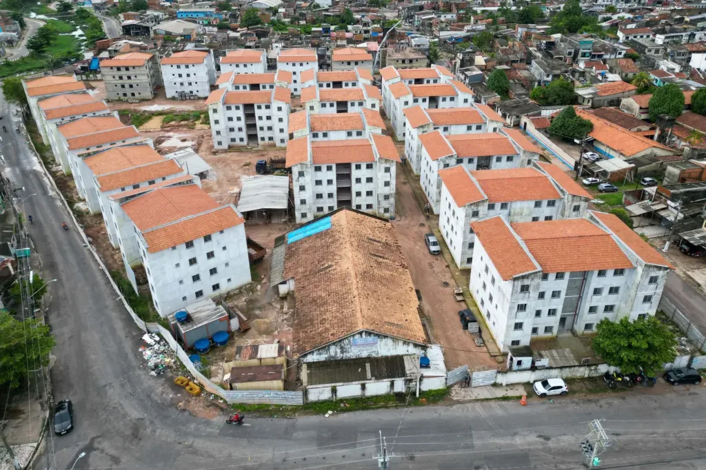 A construção de 25 blocos de unidades habitacionais avança na Terra Firme, beneficiando 400 famílias com moradia digna.