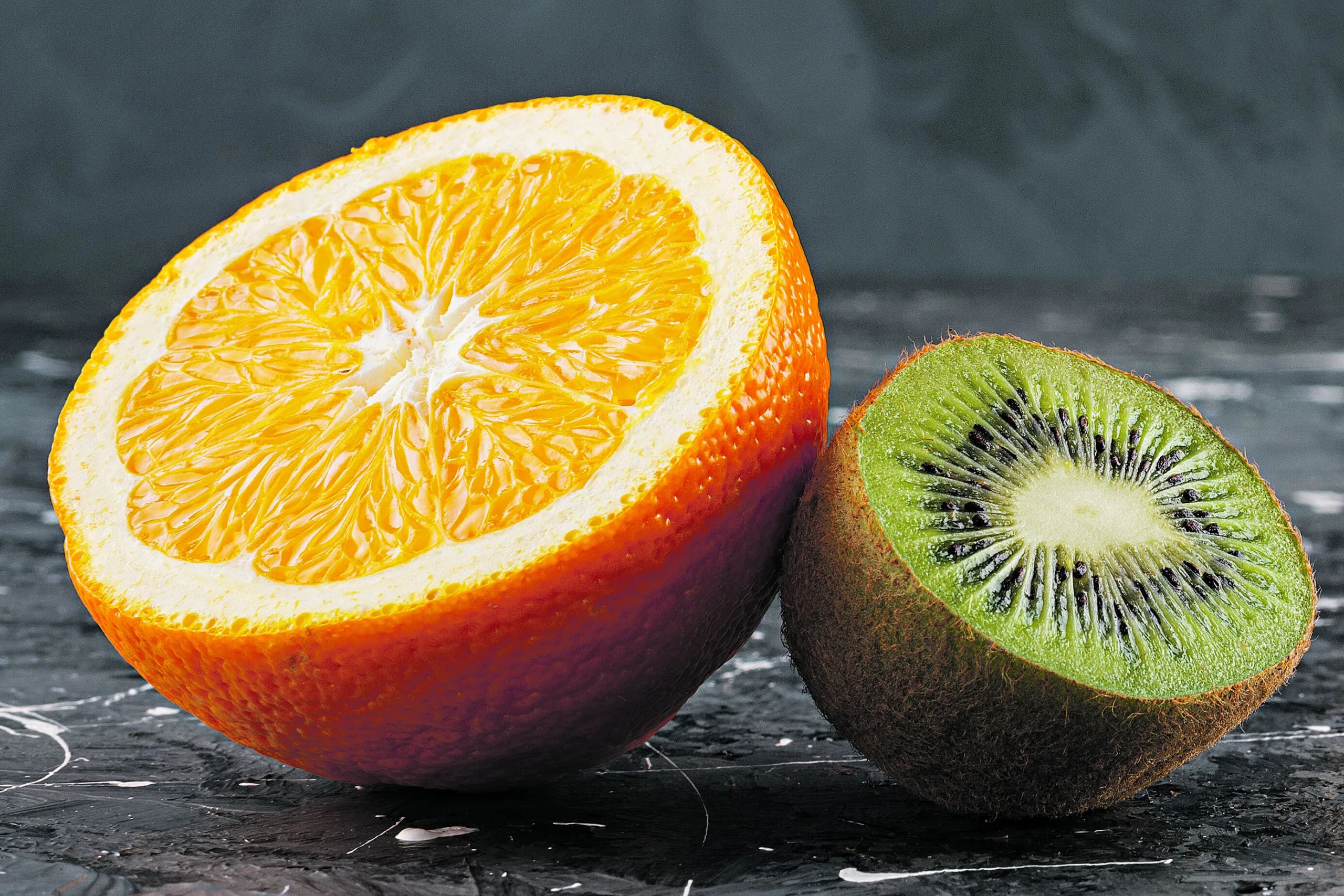 A laranja e o kiwi são excelentes fontes de vitamina C, destaca nutricionista FOTO: Freepik