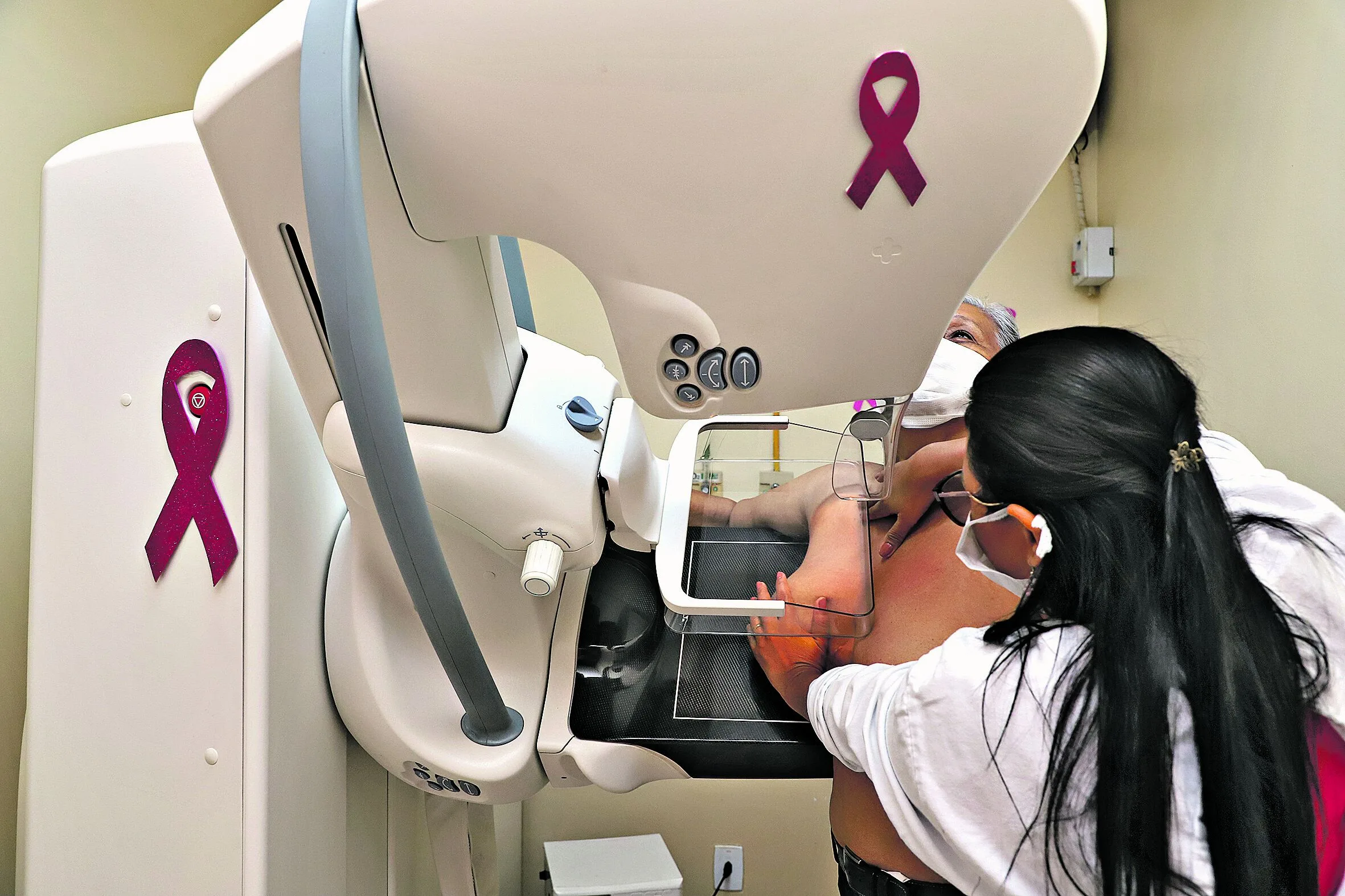 Maria Helena Carvalho, 67, agente administrativo, junto a Aldenice Castro, tecnólogo em radiologia. Hospital Ophir Loyola lança, a campanha “Um toque pela vida, todos juntos nesta causa!”. A campanha alertará sobre os principais cânceres que afetam o sexo masculino e feminino no Pará.