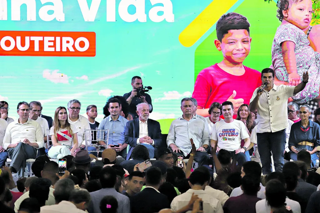 Durante a entrega do residencial em Outeiro, também foram anunciados investimentos na área da Educação, garantindo assim futuras novas vagas no ensino público aos paraenses 
Foto: Wagner Almeida / Diário do Pará.