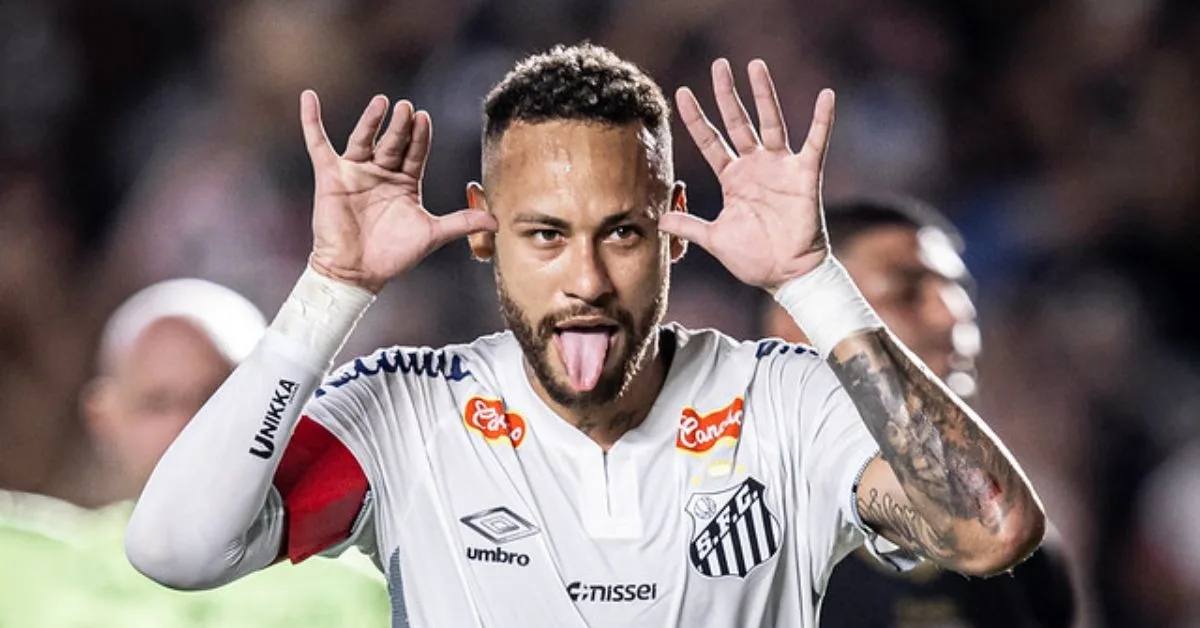 O atacante Neymar, do Santos, e seu pai, Neymar da Silva Santos, tiveram negados pela Justiça dois pedidos para impedir a veiculação de um podcast poduzido pelo Uol.