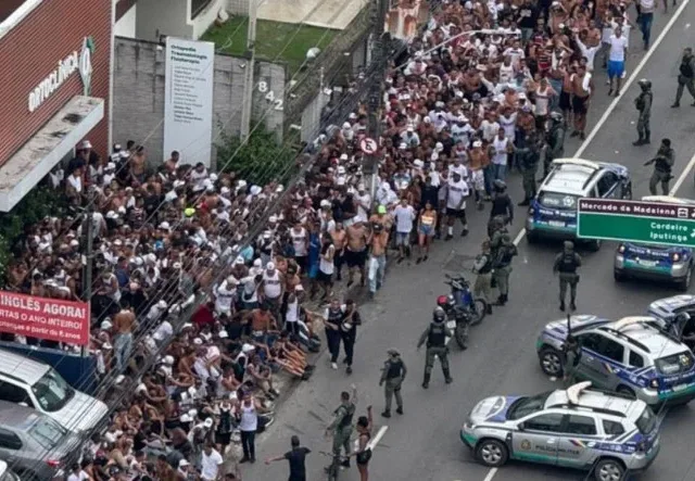 Em um dos vídeos compartilhados, um homem é espancado por um grupo de homens, alguns deles com camisas do Santa Cruz.