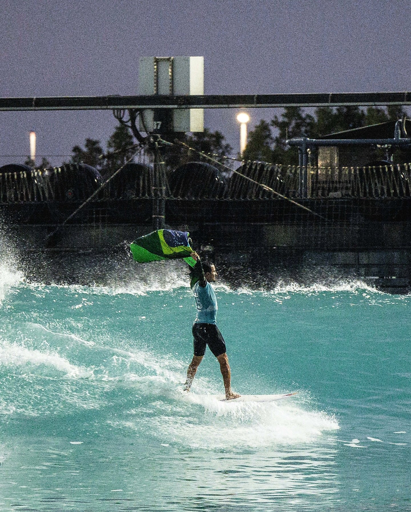 Italo Ferreira se tornou campeão da etapa da WSL em Abu Dhabi, surfando com a bandeira do Brasil. Veja como ele fez isso.