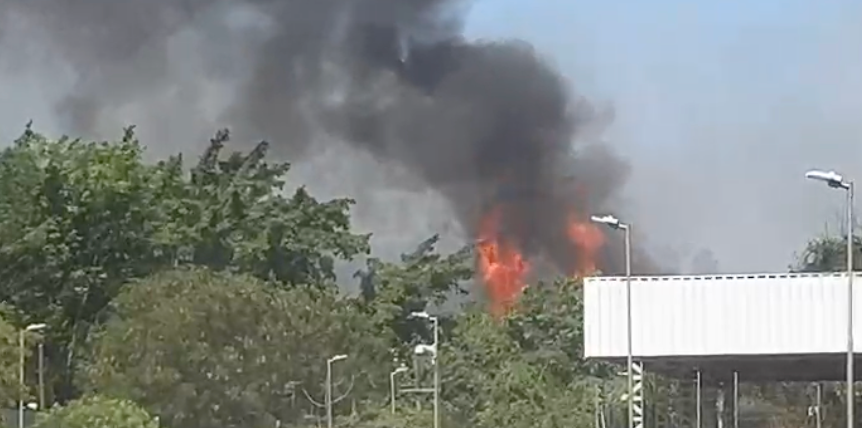 Incêndio no Projac atinge Cidade Cenográfica e causa destruição significativa. Saiba mais sobre os danos e a operação dos bombeiros.