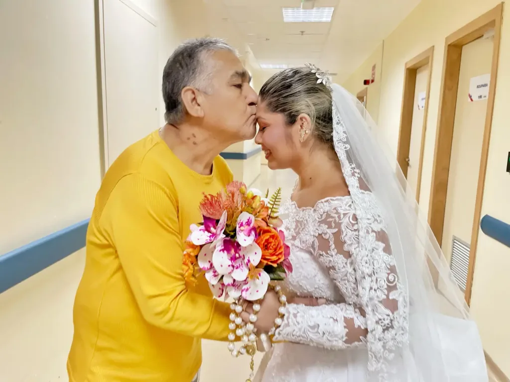 Vestida de noiva, Ana Carla recebe o carinho e a bênção do pai no 'Abelardo Santos' Vestida de noiva, Ana Carla recebe o carinho e a bênção do pai no 'Abelardo Santos'