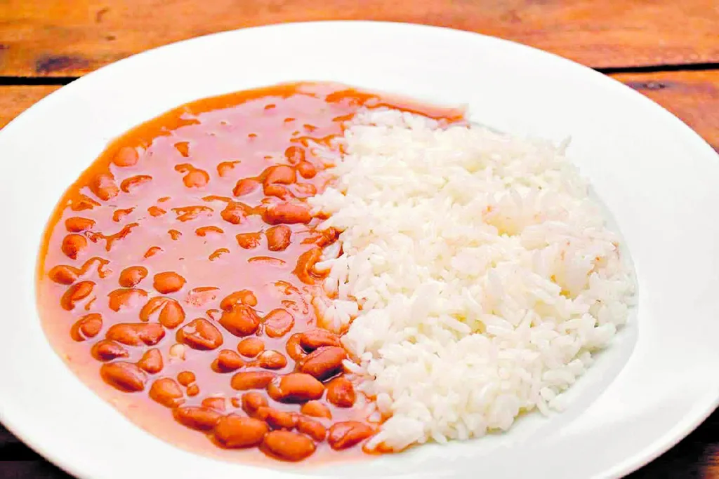 ARROZ E FEIJÃO: As “duplas dinâmicas” que compõem nossa alimentação ARROZ E FEIJÃO: As “duplas dinâmicas” que compõem nossa alimentação
