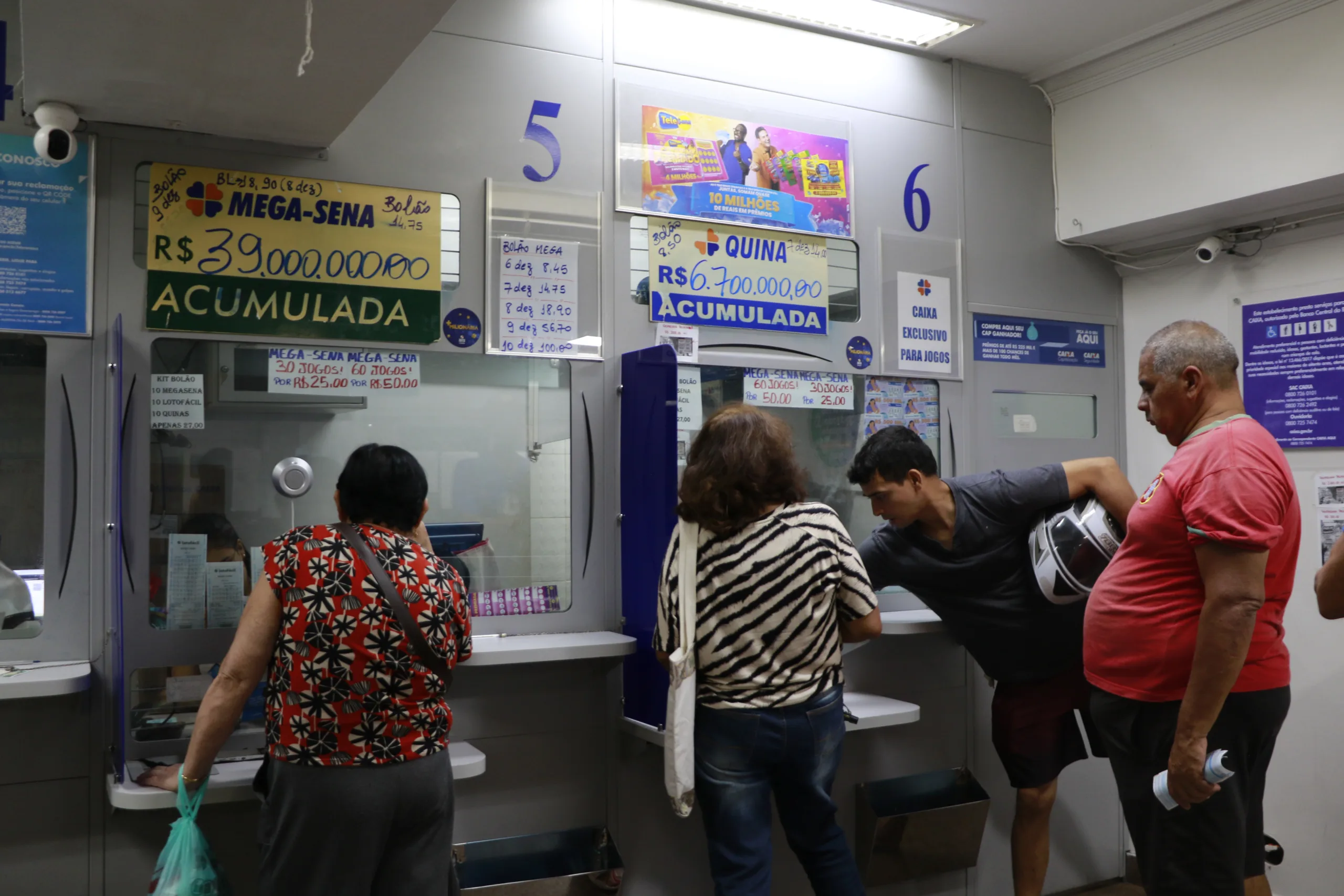 Em casas lotéricas de Belém, apostadores  não abrem mão de dar uma força para a sorte FOTO: ANTONIO MELO