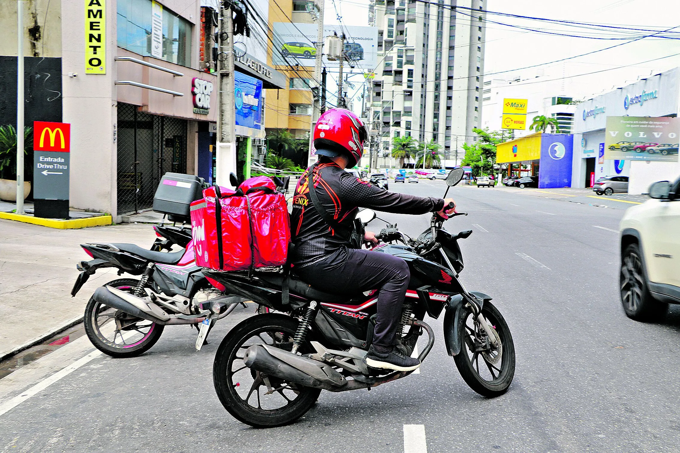 Em motos ou bicicletas, como no caso de Eliseu Brito, os entregadores por aplicativo passaram a ser parte essencial da dinâmica urbana