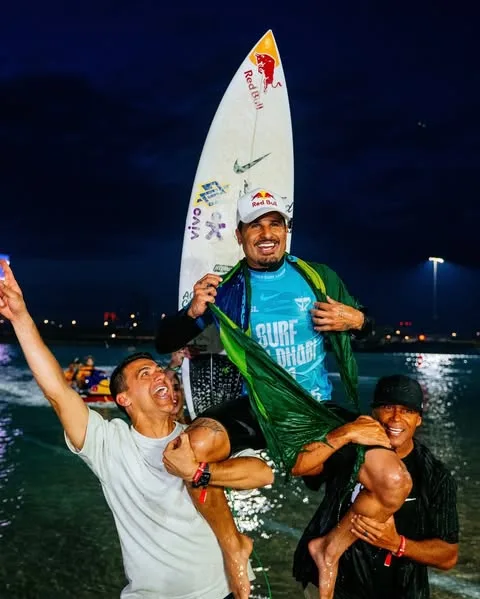 Italo brilha, é campeão e surfa com bandeira do Brasil em Abu Dhabi