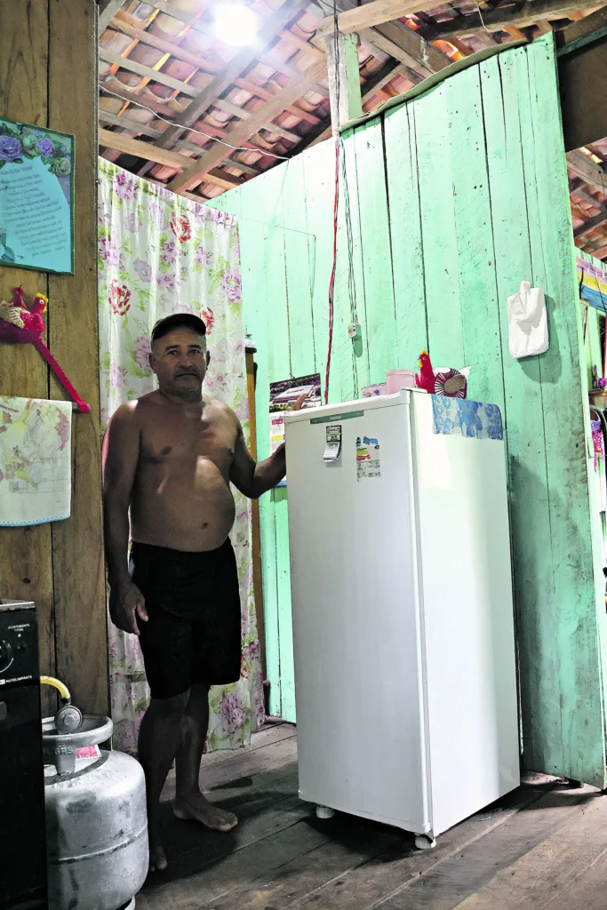 Para Jair Monteiro Nascimento, 54, que trabalha como pescador, a chegada da eletricidade trouxe mais praticidade para armazenar o pescado.