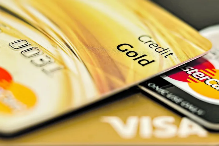 Usar o nome de amigos e familiares para compras com cheque, cartão de crédito, crediário, empréstimo ou financiamento é uma prática comum
