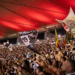 Neste domingo, Vasco x Botafogo duelam em São Januário. Descubra as implicações dessa partida para o futuro dos times.