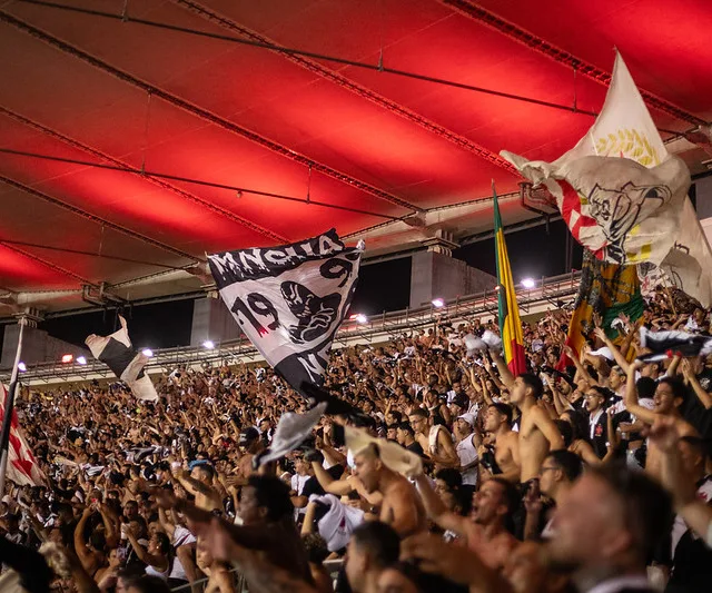 Neste domingo, Vasco x Botafogo duelam em São Januário. Descubra as implicações dessa partida para o futuro dos times.