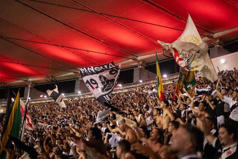 Neste domingo, Vasco x Botafogo duelam em São Januário. Descubra as implicações dessa partida para o futuro dos times.