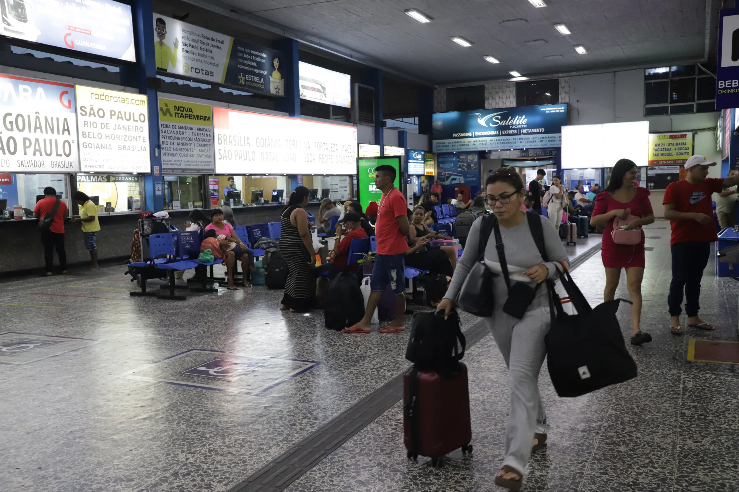 Passageiros aproveitam os dias de folga para descansar ou cair na folia FOTO: Mauro Ângelo