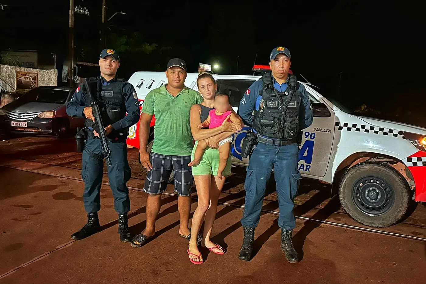 Policiais agiram rapidamente para salvar uma criança asfixiado com a manobra de Heimlich. Conheça a história emocionante.