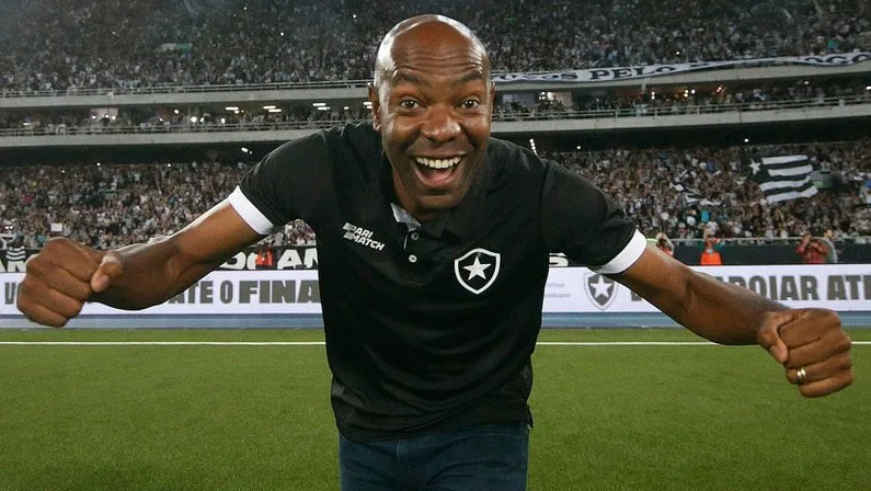 O Botafogo anunciou Cláudio Caçapa como novo treinador interino. Conheça sua experiência e conquistas passadas com o clube.