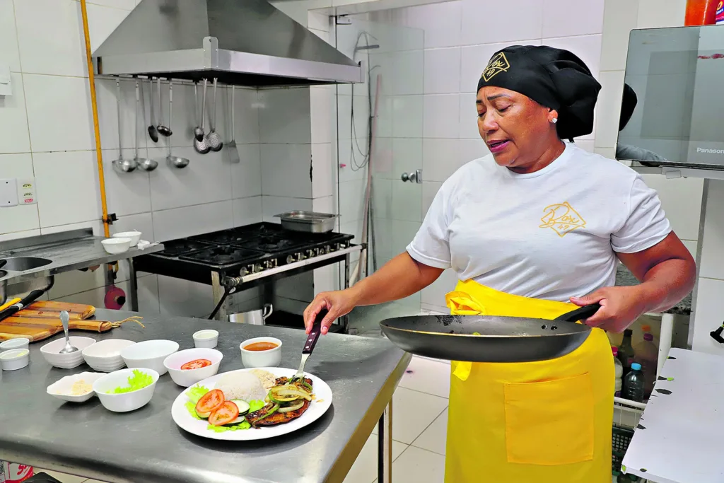 A chef Eliana Ferreira, 57, do restaurante Box 49, localizado na rua Antônio Barreto, bairro Umarizal, trabalha com a cozinha e preparo de refeições há 39 anos