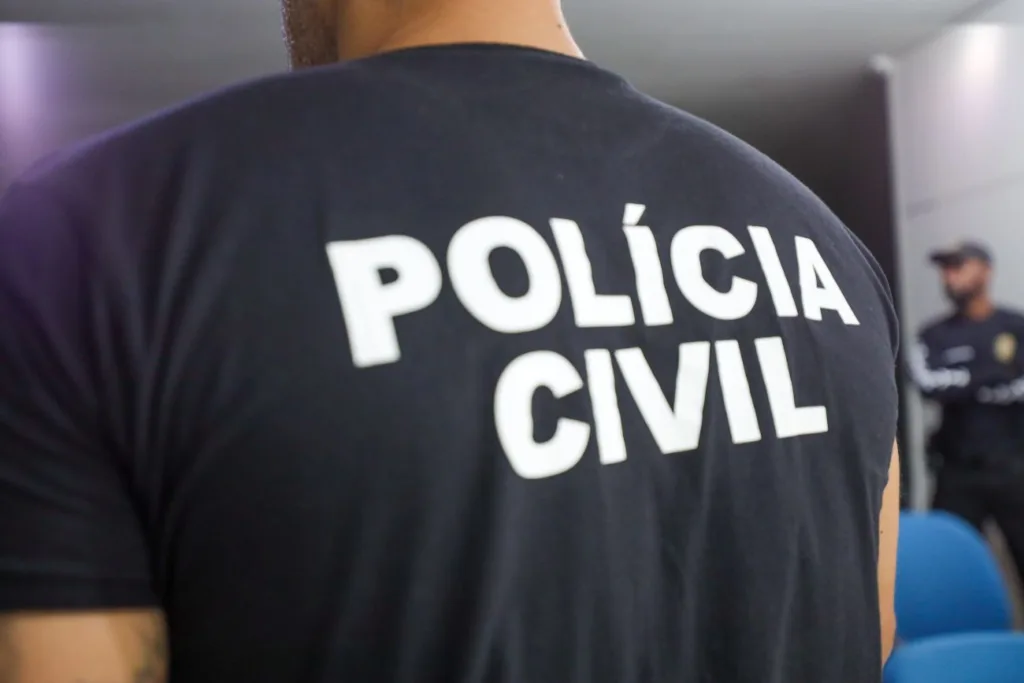 Os policiais civis cumpriram o mandado contra o suspeito dentro do sistema prisional, já que ele cumpre pena por outro crime.