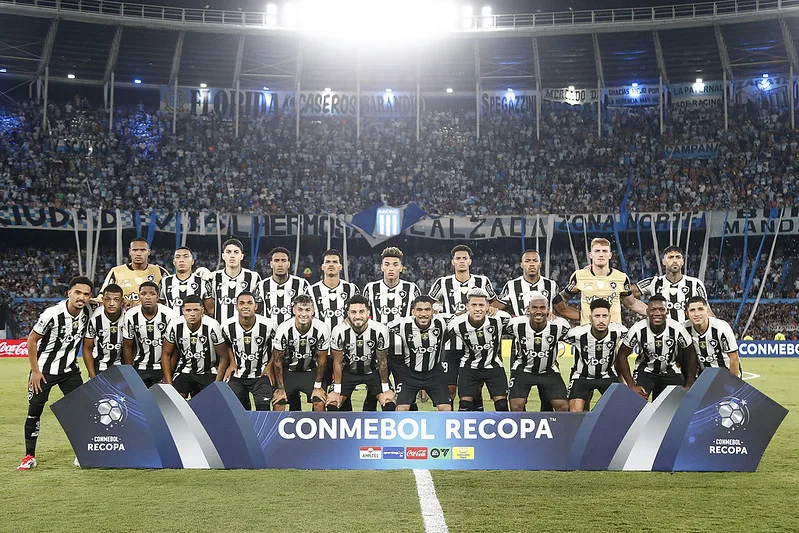 Botafogo enfrenta o Racing na Recopa Sul-Americana para reverter um placar adverso e conquistar o título inédito.