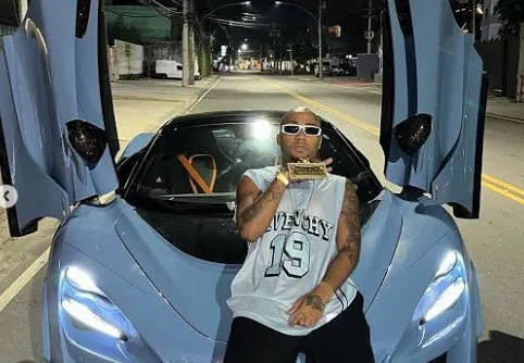 A fiança foi paga pelo rapper Orochi, amigo e parceiro musical de Oruam, que foi à delegacia a bordo de uma McLaren do modelo 720S. O carro custa cerca de R$ 3 milhões.