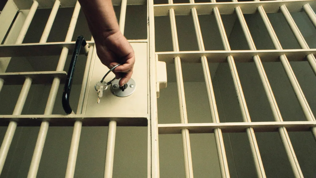conselheiro usava o cargo para extorquir dinheiro de um cidadão, sob a falsa alegação de que havia processos criminais que poderiam ser "resolvidos" com pagamentos a terceiros.