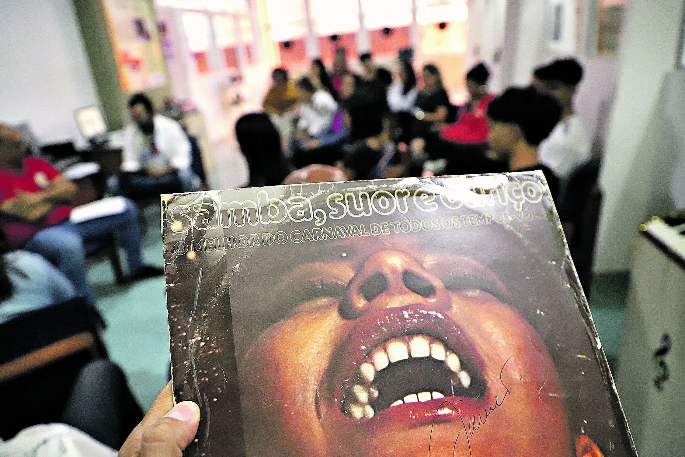 Belém, Pará, Brasil, CIDADES. Programação especial " ouvir e conhecer"  na fonoteca Sátiro de Melo no Centur, Album escolhido para audição foi " LP  das escolas de sambade 1989".  12-02-2025 Foto: Wagner Almeida / Diário do Pará.