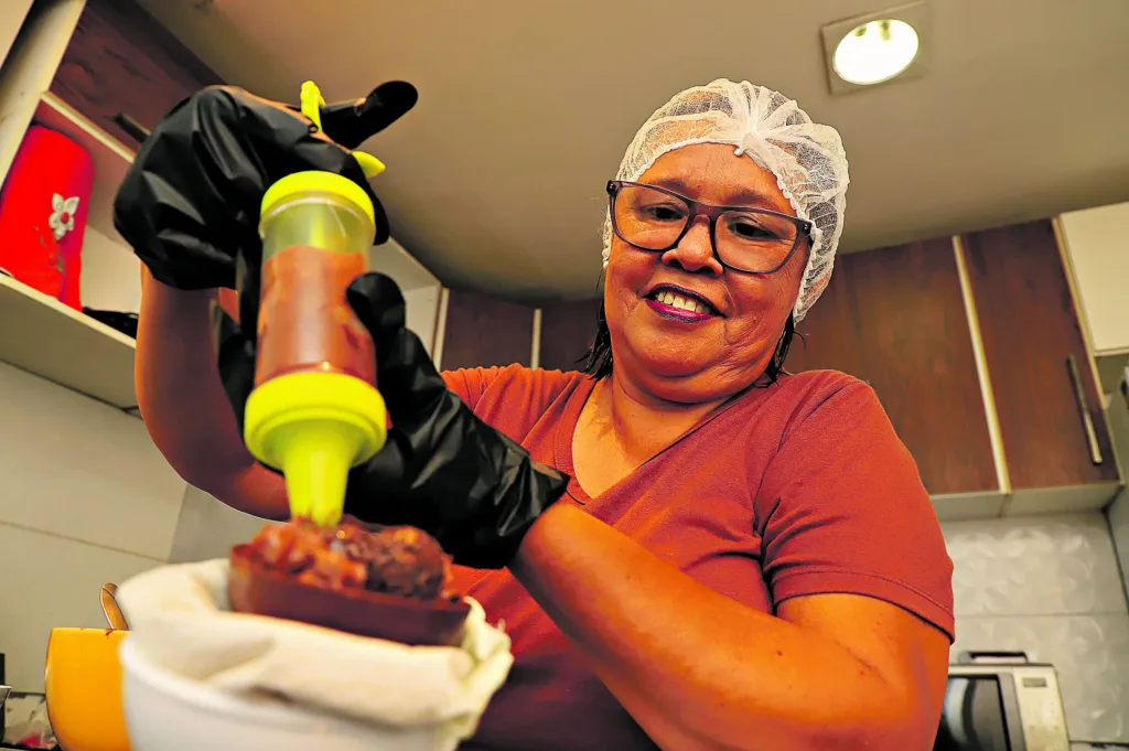 Há cinco anos, a empreendedora e artesã Marilene Costa, 56, trabalha com a produção de ovos de Páscoa artesanais.