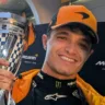 Oscar Piastri, da McLaren, liderou de ponta a ponta e venceu o GP da China de F1, na madrugada deste domingo (23), no horário de Brasília.