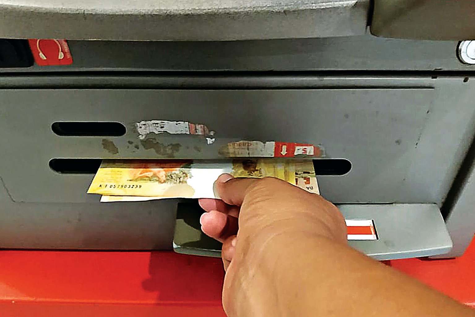 Quase um terço dos brasileiros faz compras usando nome de terceiros, aponta pesquisa