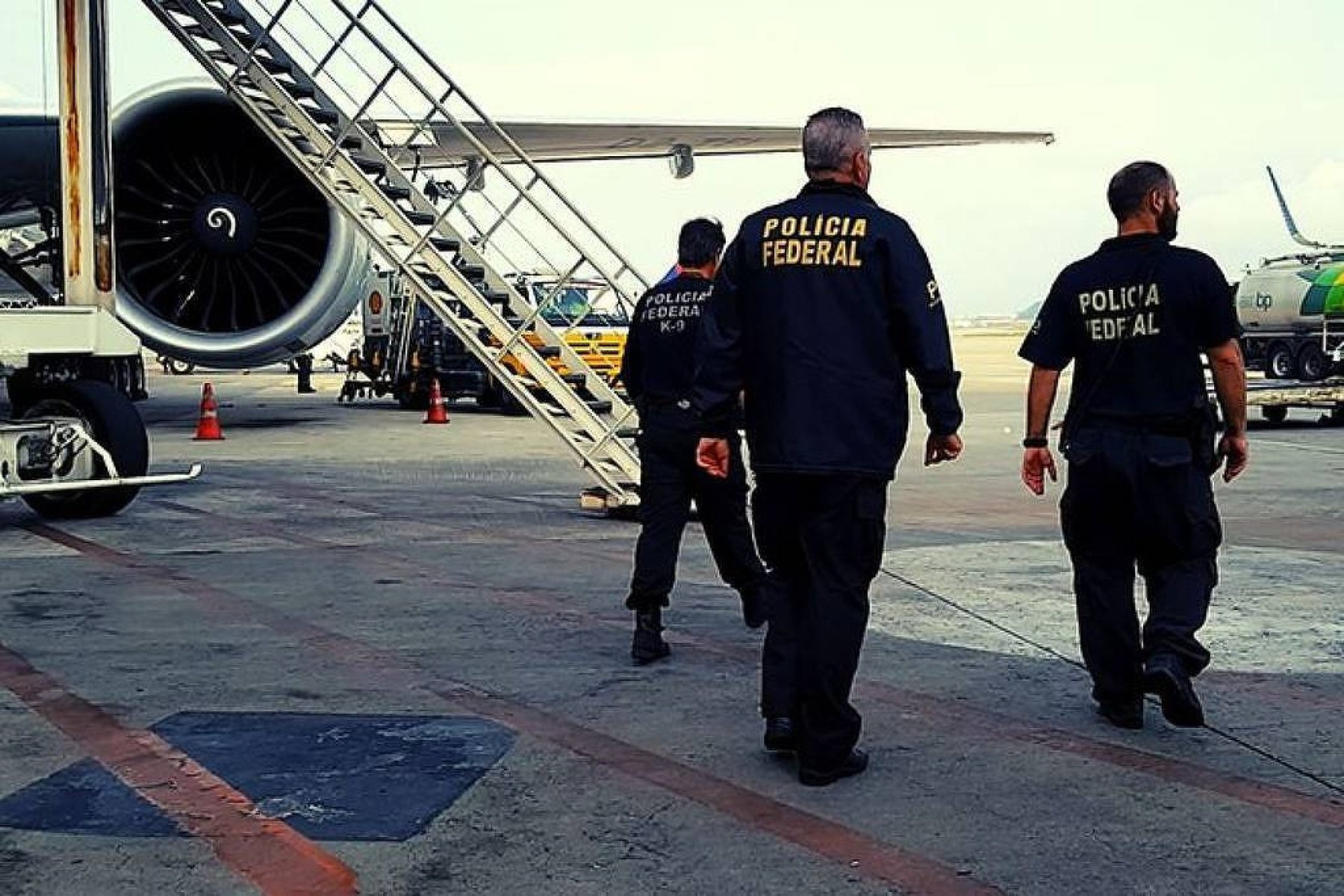 Um brasileiro teve prisão preventiva decretada pela Justiça Federal após ter tentado abrir a porta de uma aeronave, em pleno voo, que saiu de Paris