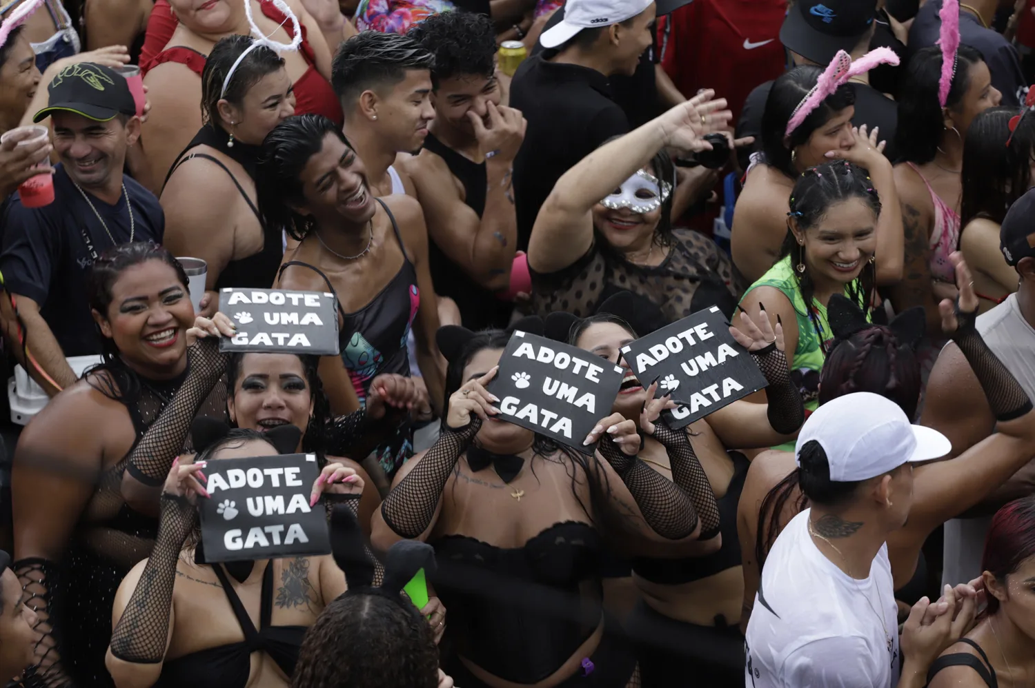 Milhares de brincantes acompanharam o desfile do Bloco Rabo do Peru em Icoaraci. Conheça os destaques do evento.