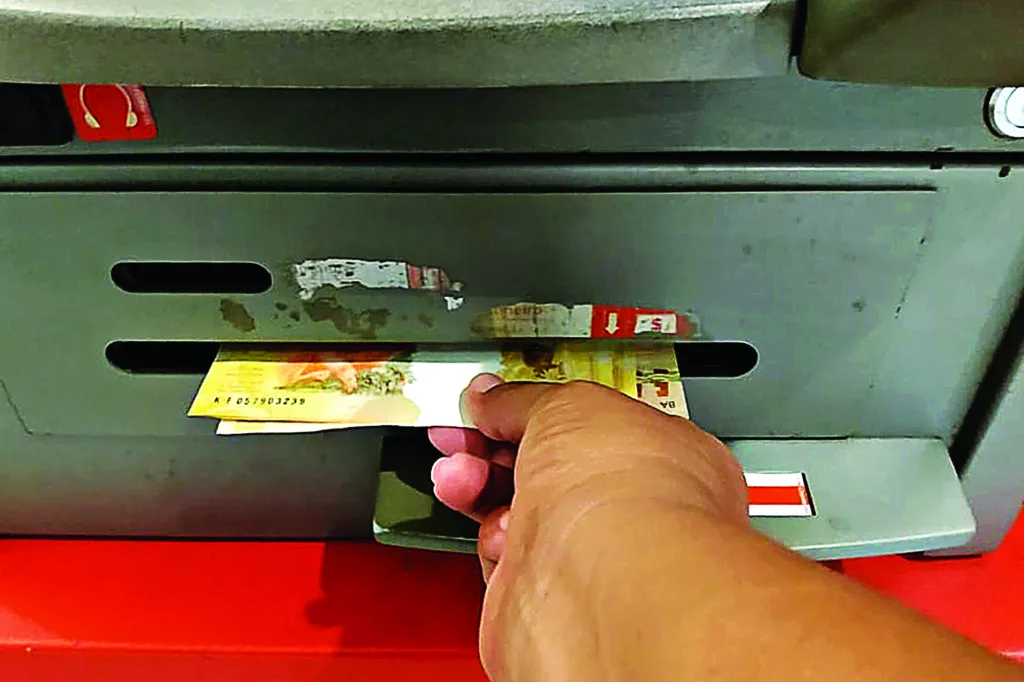 Quase um terço dos brasileiros faz compras usando nome de terceiros, aponta pesquisa

