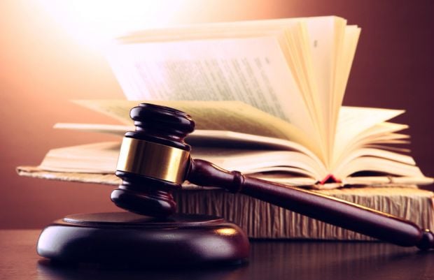 A sentença é pelo crime de homicídio triplamente qualificado e associação criminosa armada.