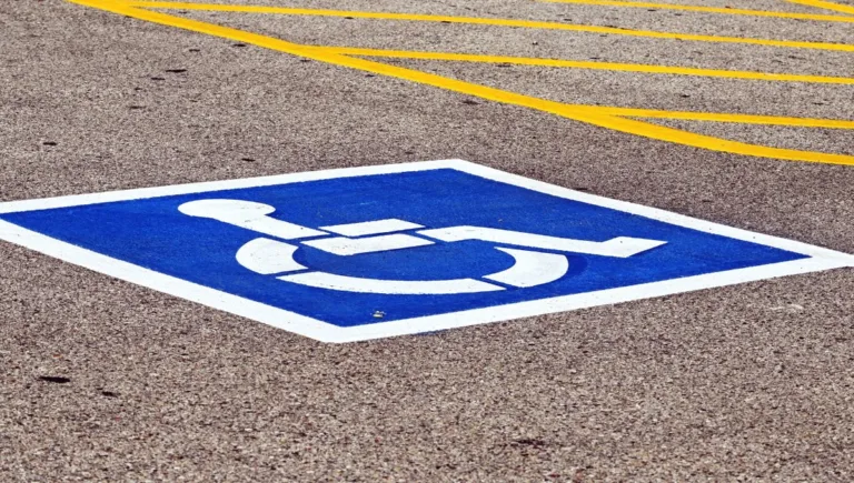 PL propõe aumento de multa para estacionamento irregular em vaga de deficiente