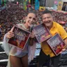 Ivete Sangalo recebe os troféus pelas mãos do apresentador Betinho. Crédito: Adilton Venegeroles/Band