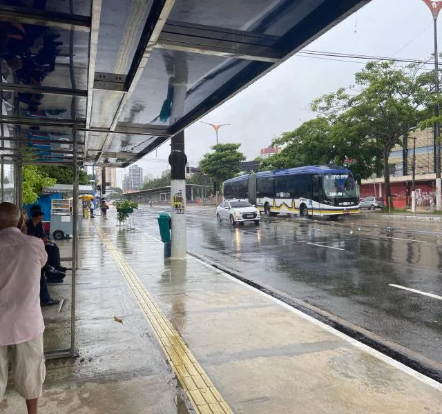 Nova parada de ônibus com estrutura ampliada possui três abrigos lado a lado para melhor acomodação e conforto dos usuários - Crédito: Letícia Chagas