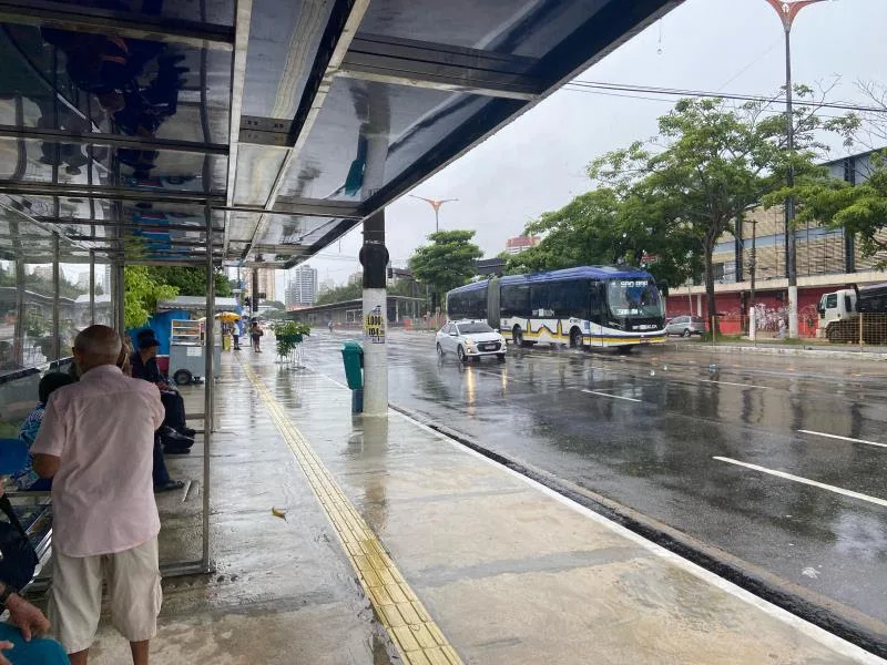 Nova parada de ônibus com estrutura ampliada possui três abrigos lado a lado para melhor acomodação e conforto dos usuários - Crédito: Letícia Chagas