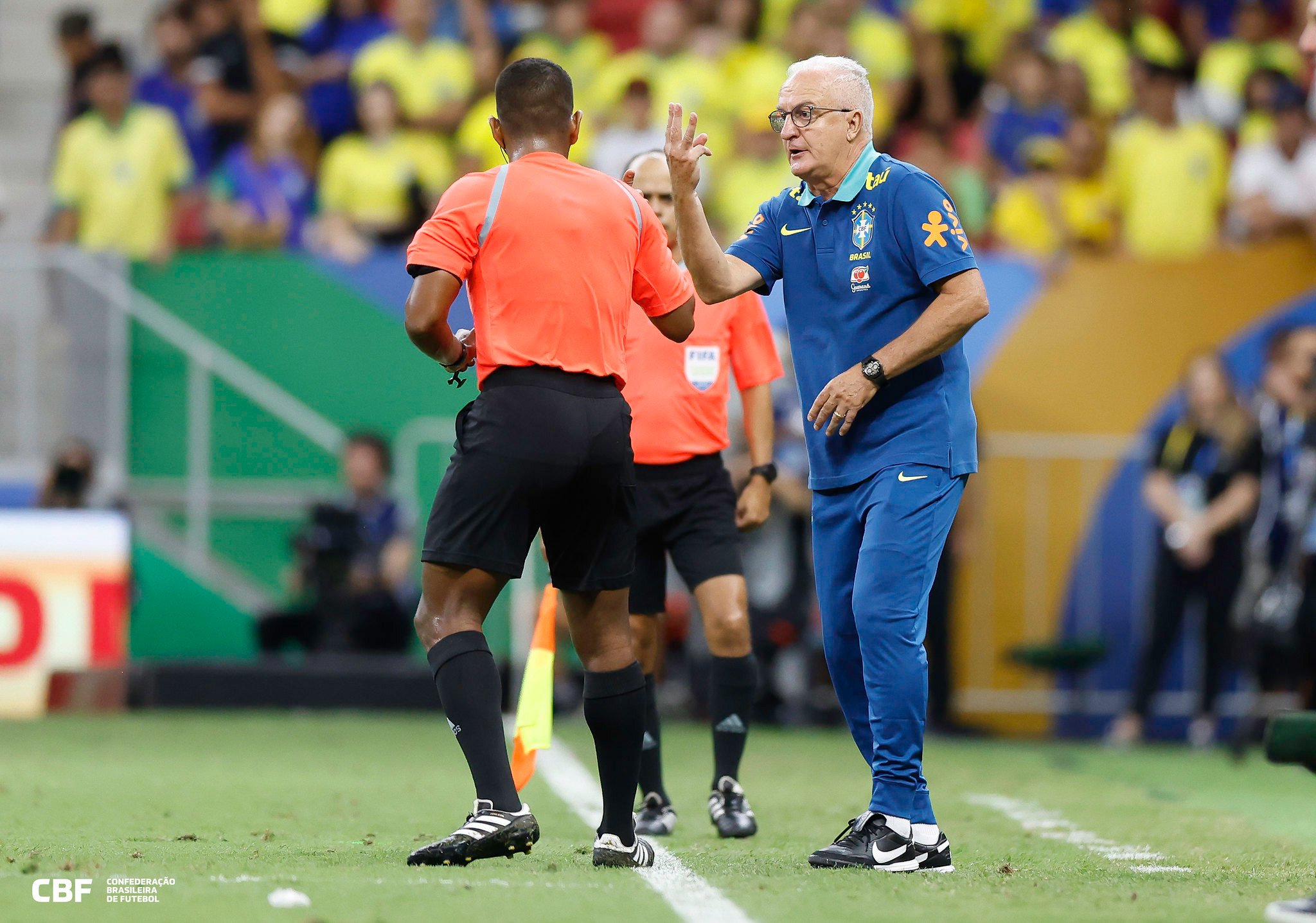 A seleção brasileira vai perdendo para a Argentina por 4 a 1 em Buenos Aires, em jogo válido pelas Eliminatórias, resultado que coloca os Hermanos na Copa do Mundo de 2026