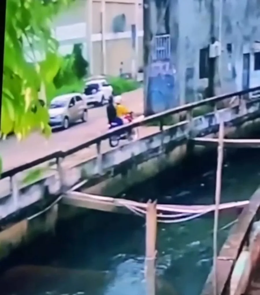 As imagens mostram o que parecia ser uma corrida normal do mototaxista Anderson de Campos Sobrinho, que transportava um passageiro desconhecido com destino ao bairro da Condor, em Belém.
