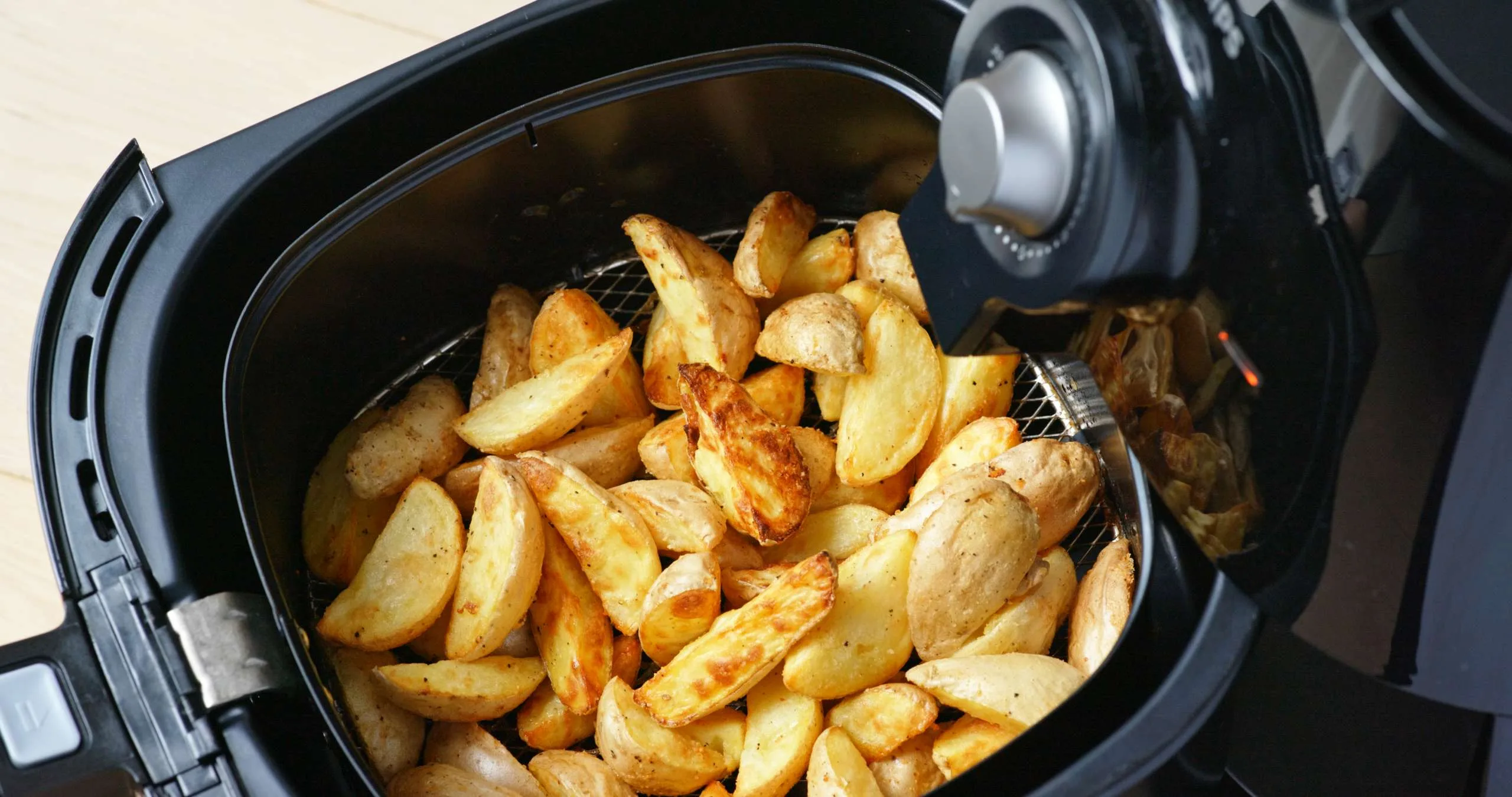 A ferrugem na air fryer é um problema comum que pode surgir repentinamente, especialmente para quem não mantém uma rotina de cuidados com o eletrodoméstico