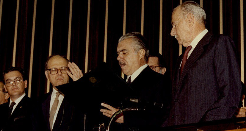 A redemocratização se tornou realidade porque o vice-presidente eleito, José Sarney, tomou posse no lugar de Tancredo e ocupou interinamente a Presidência da República,