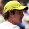 O tenista João Fonseca, 18, subverteu expectativas neste sábado (22) ao derrotar o francês Ugo Humbert, número 20 do mundo, por 2 sets a 0 (parciais de 6/4 e 6/3) no Masters 1.000 de Miami (EUA).