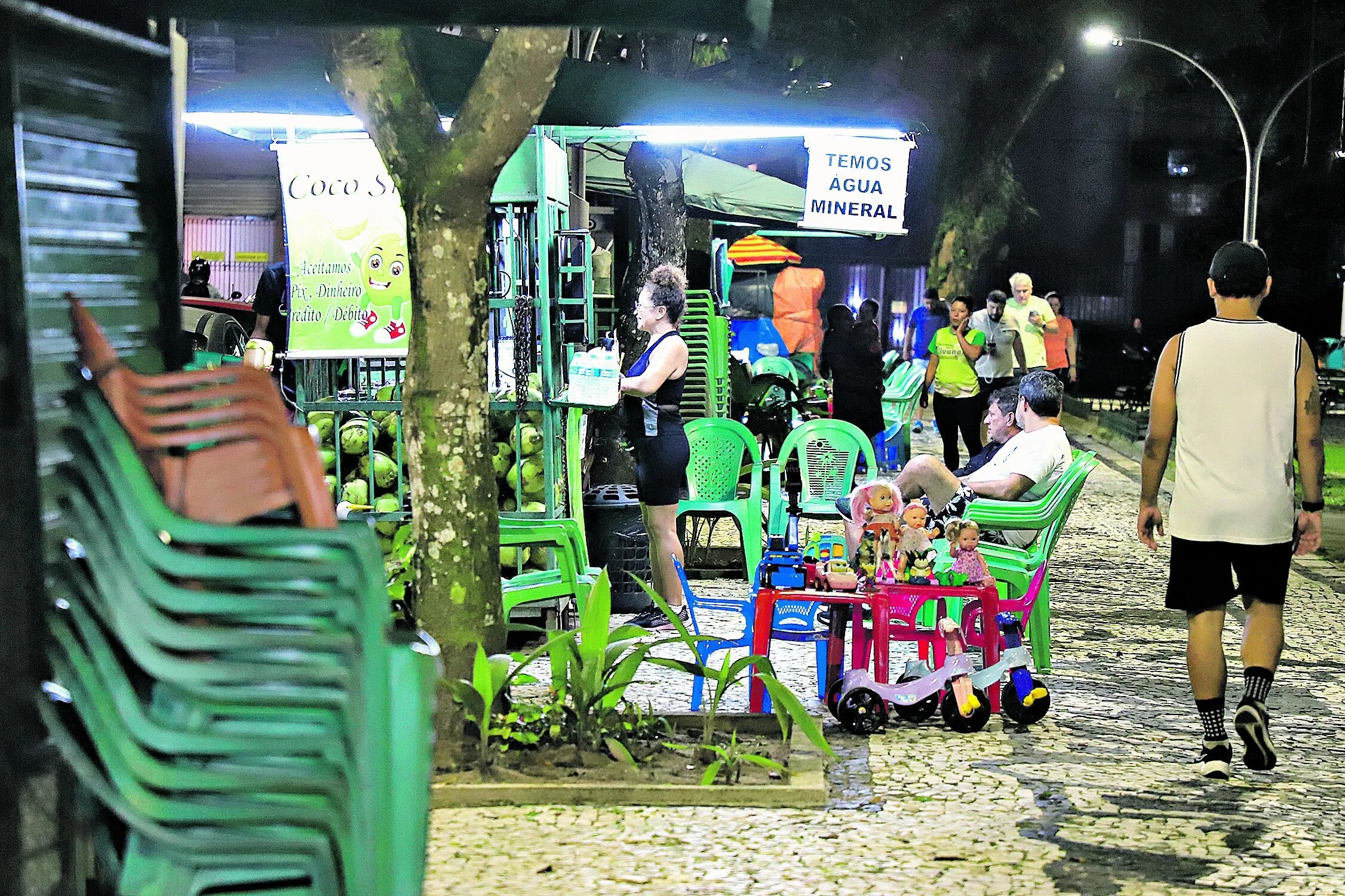 Na Praça Batista Campos, a venda de água de coco nas barracas sempre tem clientes