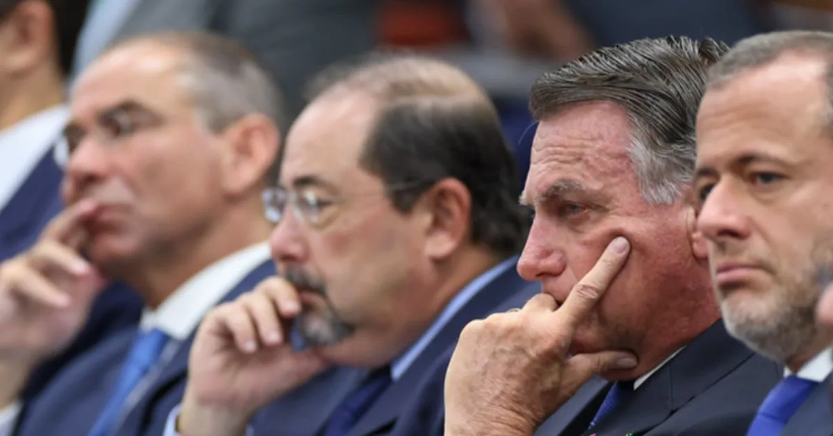 Jair Bolsonaro (PL) sancionou em 2022 uma medida aprovada pelo Congresso que colocou fim a um controle maior sobre os descontos em benefícios do INSS