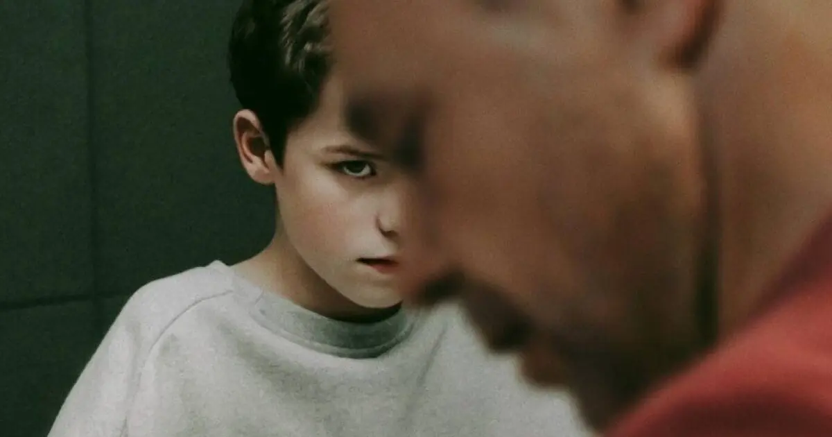 "Adolescentes", da Netflix, mostra um dilema familiar que termina em tragédia após os pais não perceberem os rumos que a vida de um garoto tomava em meio às redes sociais e na escola.